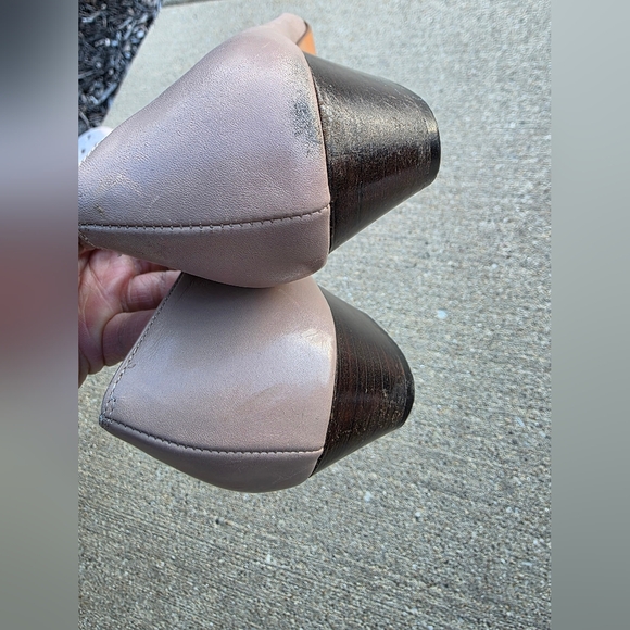 SALVATORE FERRAGAMO Vara Nuetral Leather Gold Bow Low Heels Size 9B - Picture 9 of 17